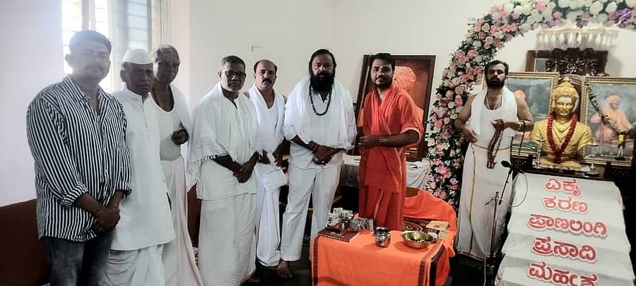 ಬಸವನಬಾಗೇವಾಡಿ ಪಟ್ಟಣದ ವಿರಕ್ತಮಠದಲ್ಲಿ ಭಾನುವಾರ ಶ್ರಾವಣ ಮಾಸದ ಶರಣಬಳಗದ ಶರಣ ವೃತ್ತ ಹಾಗೂ ಬಸವ ಸಂಸ್ಕ್ರತಿ ಅಭಿಯಾನದ ಜಾಗೃತಿ ಪಾದಯಾತ್ರೆಯ ಸಮಾರೋಪ ಸಮಾರಂಭ ಜರುಗಿತು.