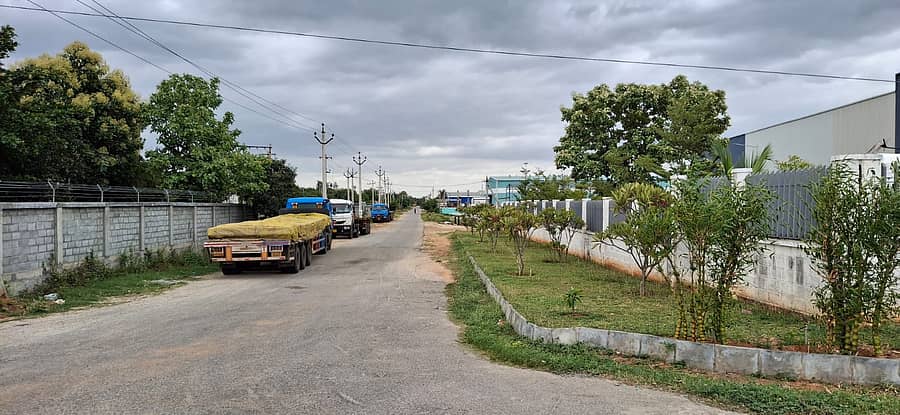 ಮುಳಬಾಗಿಲು ಗಡಿಗೆ ಹೊಂದಿಕೊಂಡಂತೆ ಇರುವ ಆಂಧ್ರಪ್ರದೇಶದ ಕೈಗಾರಿಕಾ ಪ್ರದೇಶದ ಮೇಲೆ ಹೊರನೋಟ 