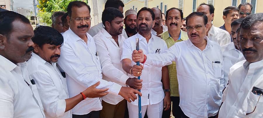 ರಾಯಚೂರಿನ ಮಹಾನಗರ ಪಾಲಿಕೆ ವ್ಯಾಪ್ತಿಯ ವಾರ್ಡ್‌ ನಂ.34ರಲ್ಲಿ ವಿವಿಧ ಅಭಿವೃದ್ಧಿ ಕಾಮಗಾರಿಗಳಿಗೆ ವಿಧಾನ ಪರಿಷತ್ ಸದಸ್ಯ ಎ.ವಸಂತಕುಮಾರ ಹಾಗೂ ನಗರ ಶಾಸಕ ಡಾ. ಶಿವರಾಜ ಪಾಟೀಲ ಜಂಟಿಯಾಗಿ ಚಾಲನೆ ನೀಡಿದರು. ತಮ್ಮಪ್ಪ ನಾಯಕ, ಬಸವರಾಜ ದರೂರು, ಅಬ್ದುಲ್‌ ಕರೀಂ ಉಪಸ್ಥಿತರಿದ್ದರು