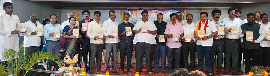 <div class="paragraphs"><p>ರಾಮನಗರದ ಎಂ.ಎಚ್. ಕಾಲೇಜು ಸಭಾಂಗಣದಲ್ಲಿ ಶ್ರೀ ಎಚ್.ವಿ. ಹನುಮಂತು ಕಲಾ ಬಳಗ ಹಾಗೂ ಅಂಕನಹಳ್ಳಿ ಪ್ರಕಾಶನವು ಭಾನುವಾರ ಹಮ್ಮಿಕೊಂಡಿದ್ದ ಸಮಾರಂಭದಲ್ಲಿ ಗಣ್ಯರು ಗಾಯಕ ಕೆಂಗಲ್ ವಿನಯ್ ಕುಮಾರ್ ಕುರಿತ ‘ಕೆಂಗಲ್ ಕೊರಳು’ ಅಭಿನಂದನಾ ಗ್ರಂಥವನ್ನು ಬಿಡುಗಡೆ ಮಾಡಿದರು. </p></div>