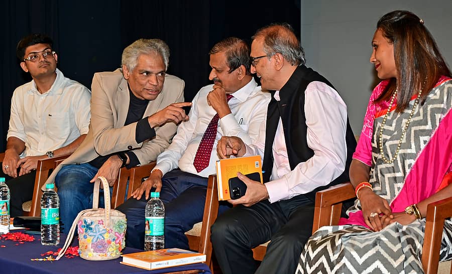 ಕಾರ್ಯಕ್ರಮದಲ್ಲಿ (ಎಡದಿಂದ) ಮಂಚಲ್ ಮಹೇಶ್, ಪ್ರಕಾಶ್ ಬೆಳವಾಡಿ, ಡಾ.ಸಿ.ಎನ್. ಮಂಜುನಾಥ್, ಡಾ. ದೇವಿಪ್ರಸಾದ್ ಶೆಟ್ಟಿ ಮತ್ತು ಚೈತನ್ಯಾ ಆದಿಕೇಶವಲು ಸಮಾಲೋಚನೆ ನಡೆಸಿದರು
ಪ್ರಜಾವಾಣಿ ಚಿತ್ರ