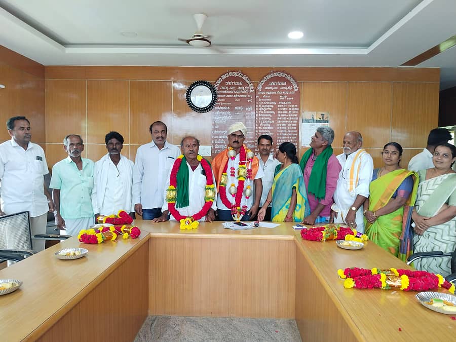 ಮಳವಳ್ಳಿ ತಾಲ್ಲೂಕಿನ ತಳಗವಾದಿ ಹಾಲು ಉತ್ಪಾದಕರ ಸಹಕಾರ ಸಂಘದ ಅಧ್ಯಕ್ಷ, ಉಪಾಧ್ಯಕ್ಷರಾಗಿ ಆಯ್ಕೆಯಾದ ಹನುಮಂತು ಮತ್ತು ರಾಜು ಅವರನ್ನು ನಿರ್ದೇಶಕರು ಅಭಿನಂದಿಸಿದರು