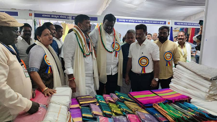ಕೊಪ್ಪಳದಲ್ಲಿ ಭಾನುವಾರ ಆರಂಭವಾದ ಖಾದಿ ಉತ್ಸವದಲ್ಲಿ ರಾಜ್ಯ ಖಾದಿ ಮತ್ತು ಗ್ರಾಮೋದ್ಯೋಗ ಮಂಡಳಿಯ ಅಧ್ಯಕ್ಷ ಬಸವನಗೌಡ ತುರುವಿಹಾಳ, ಶಾಸಕ ರಾಘವೇಂದ್ರ ಹಿಟ್ನಾಳ, ವಿಧಾನಪರಿಷತ್‌ ಸದಸ್ಯೆ ಹೇಮಲತಾ ನಾಯಕ ಅವರು ಖಾದಿ ಉತ್ಪನ್ನಗಳನ್ನು ವೀಕ್ಷಿಸಿದರು