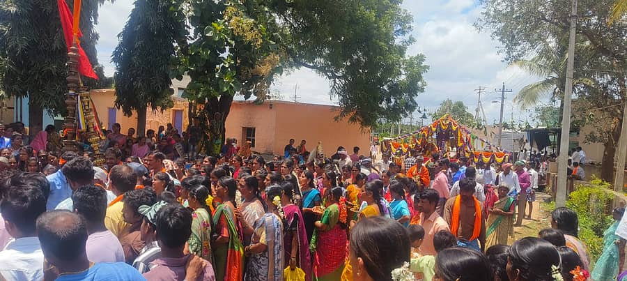 ಹರಪನಹಳ್ಳಿ ತಾಲ್ಲೂಕು ರಾಮಘಟ್ಟದಲ್ಲಿ ರೇವಣಸಿದ್ಧ ಶಿವಾಚಾರ್ಯ ಸ್ವಾಮೀಜಿ ಅವರ ಅಡ್ಡಪಲ್ಲಕ್ಕಿ ಉತ್ಸವದ ಮೆರವಣಿಗೆಯಲ್ಲಿ ನೆರೆದಿದ್ದ ಭಕ್ತರು