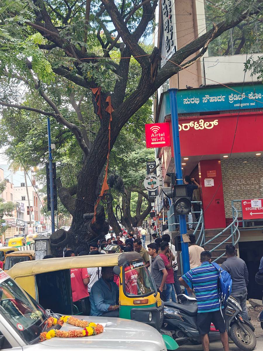 ನಗರದ ಬಸವೇಶ್ವರನಗರದ ಏರ್‌ಟೆಲ್‌ ಸೇವಾ ಕೇಂದ್ರದ ಎದುರು ಭಾನುವಾರ ಬೆಳಿಗ್ಗೆ ಹೆಚ್ಚುಜನ ಸೇರಿದ್ದರಿಂದ, ಕೇಂದ್ರದ ಬಾಗಿಲನ್ನು ಹಾಕಲಾಯಿತು