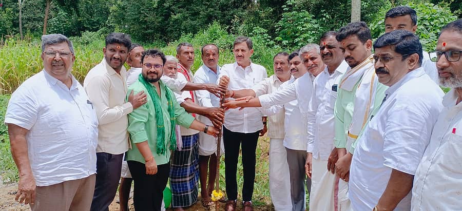 ಮಾಗಡಿ ತಾಲ್ಲೂಕಿನ ಮರುಳುದೇವನಪುರದಲ್ಲಿ ₹50 ಲಕ್ಷ ವೆಚ್ಚದಲ್ಲಿ ಕಾಂಕ್ರೀಟ್ ರಸ್ತೆ ಕಾಮಗಾರಿಗೆ ಶಾಸಕ ಬಾಲಕೃಷ್ಣ ಭೂಮಿ ಪೂಜೆ ನೆರವೇರಿಸಿದರು