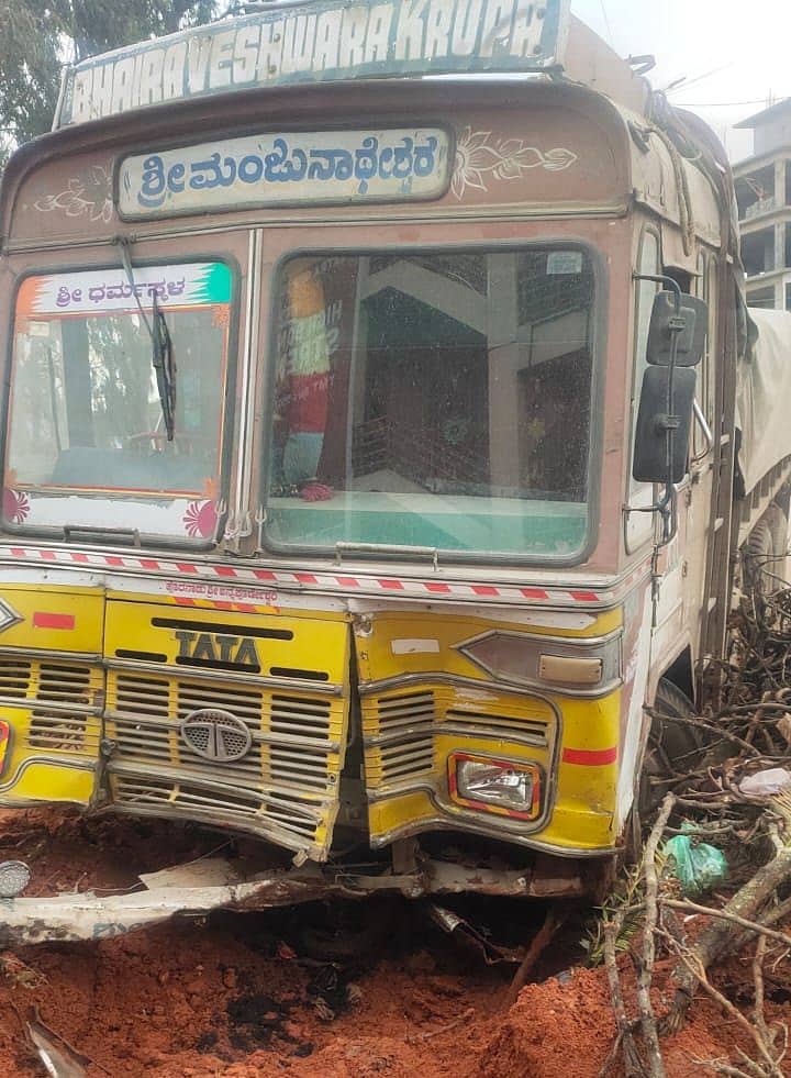 ದೊಡ್ಡಬಳ್ಳಾಪುರ ತಾಲ್ಲೂಕಿನ ಬಾಶೆಟ್ಟಿಹಳ್ಳಿ ಸಮೀಪ ಡಿವೈಡರ್‌ ದಾಟಿ ರಸ್ತೆ ಬದಿ ಕೆಸರಿನಲ್ಲಿ ಹೂತಿರುವ ಲಾರಿ   