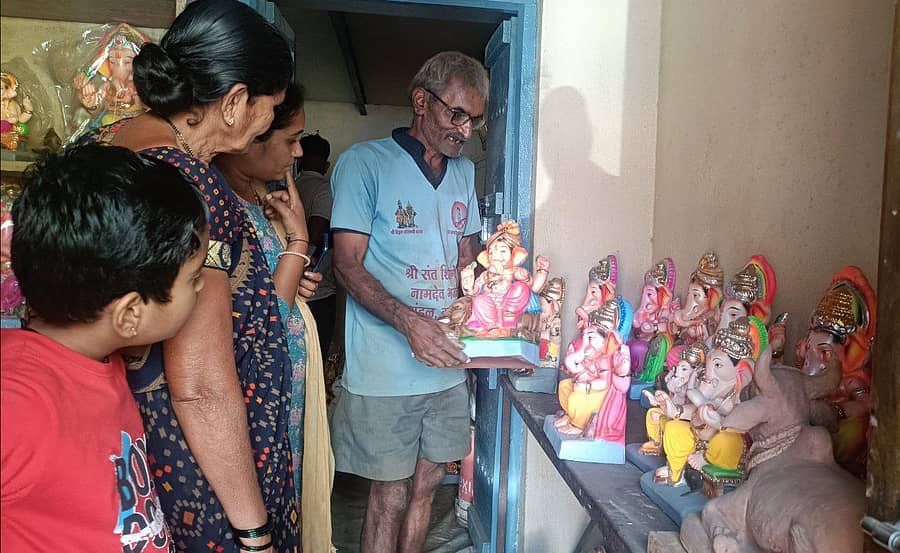 ಚಿಕ್ಕೋಡಿ ಪಟ್ಟಣದ ಸೋಮವಾರಪೇಟೆಯಲ್ಲಿ ಮಣ್ಣಿನಿಂದ ತಯಾರಿಸಿದ ಗಣೇಶ ಮೂರ್ತಿ ಮುಂಗಡ ಕಾಯ್ದಿರುಸುತ್ತಿರುವ ಗ್ರಾಹಕರು