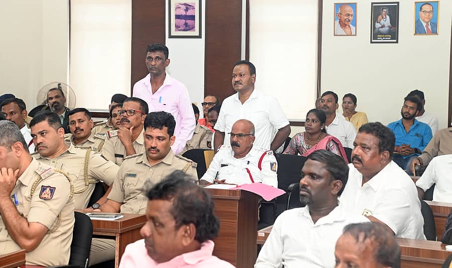 ಪರಿಶಿಷ್ಟ ಜಾತಿ ಮತ್ತು ಪರಿಶಿಷ್ಟ ಪಂಗಡದವರ ಅಹವಾಲು ಆಲಿಸಲು ಮಂಗಳೂರಿನಲ್ಲಿ ಭಾನುವಾರ ನಡೆದ ಸಭೆಯಲ್ಲಿ ರಘು ಎಕ್ಕಾರು ಹಾಗೂ ಕೃಷ್ಣಾನಂದ ಮಾತನಾಡಿದರು ಪ್ರಜಾವಾಣಿ ಚಿತ್ರ