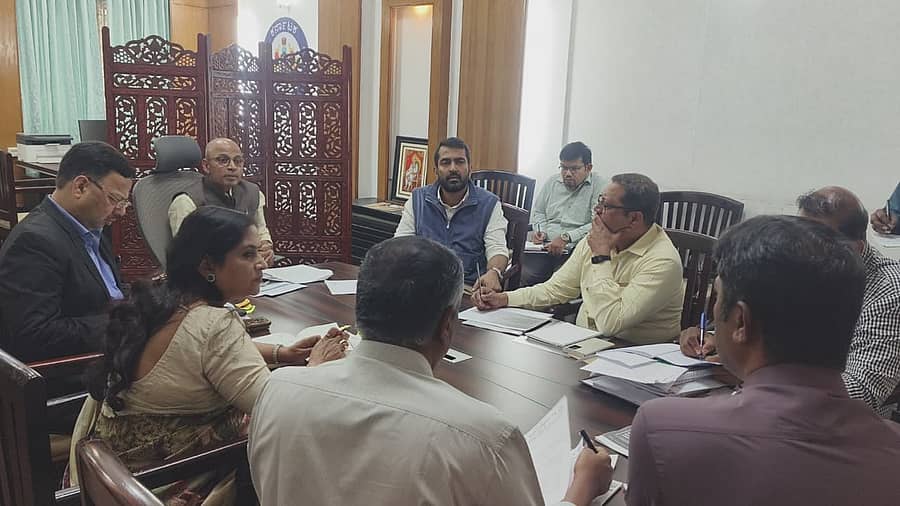 ಕೊಡಗು ವೈದ್ಯಕೀಯ ವಿಜ್ಞಾನಗಳ ಸಂಸ್ಥೆಯ ಬೋಧಕ ಆಸ್ಪತ್ರೆಯಲ್ಲಿ ಸಾರ್ವಜನಿಕ–ಖಾಸಗಿ ಸಹಭಾಗಿತ್ವ (ಪಿಪಿಪಿ)ದಲ್ಲಿ ಹೃದ್ರೋಗ ಚಿಕಿತ್ಸಾ ಕೇಂದ್ರ ಸ್ಥಾಪಿಸುವ ಸಂಬಂಧ ಬೆಂಗಳೂರಿನ ವಿಕಾಸಸೌಧದಲ್ಲಿ ಭಾನುವಾರ ವೈದ್ಯಕೀಯ ಶಿಕ್ಷಣ ಇಲಾಖೆ ಸಚಿವ ಡಾ.ಶರಣ ಪ್ರಕಾಶ ಪಾಟೀಲ ಅವರ ಅಧ್ಯಕ್ಷತೆಯಲ್ಲಿ ಪ್ರಗತಿ ಪರಿಶೀಲನೆ ಸಭೆ ನಡೆಯಿತು