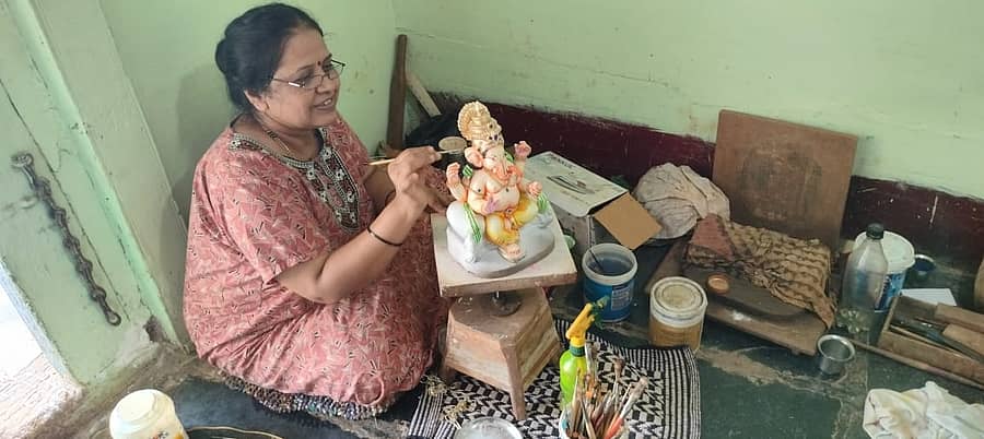 ಬೀರೂರಿನಲ್ಲಿ ಗಣಪತಿ ಮೂರ್ತಿಗೆ ಅಂತಿಮ ರೂಪ ನೀಡುತ್ತಿರುವ ಮಹಿಳೆ