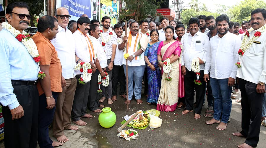 ಮೈಸೂರಿನ ಚಾಮರಾಜ ವಿಧಾನಸಭಾ ಕ್ಷೇತ್ರದಲ್ಲಿ ಅಭಿವೃದ್ಧಿ ಕಾಮಗಾರಿಗೆ ಶಾಸಕ ಕೆ.ಹರೀಶ್ ಗೌಡ ಭೂಮಿಪೂಜೆ ನೆರವೇರಿಸಿದರು