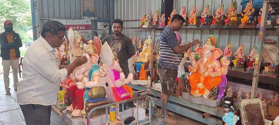 ಗಜೇಂದ್ರಗಡದಲ್ಲಿ ಚಿತ್ರಗಾರ ಕುಟುಂಬ ಗಣೇಶನ ಮೂರ್ತಿ ತಯಾರಿಸುತ್ತಿರುವುದು