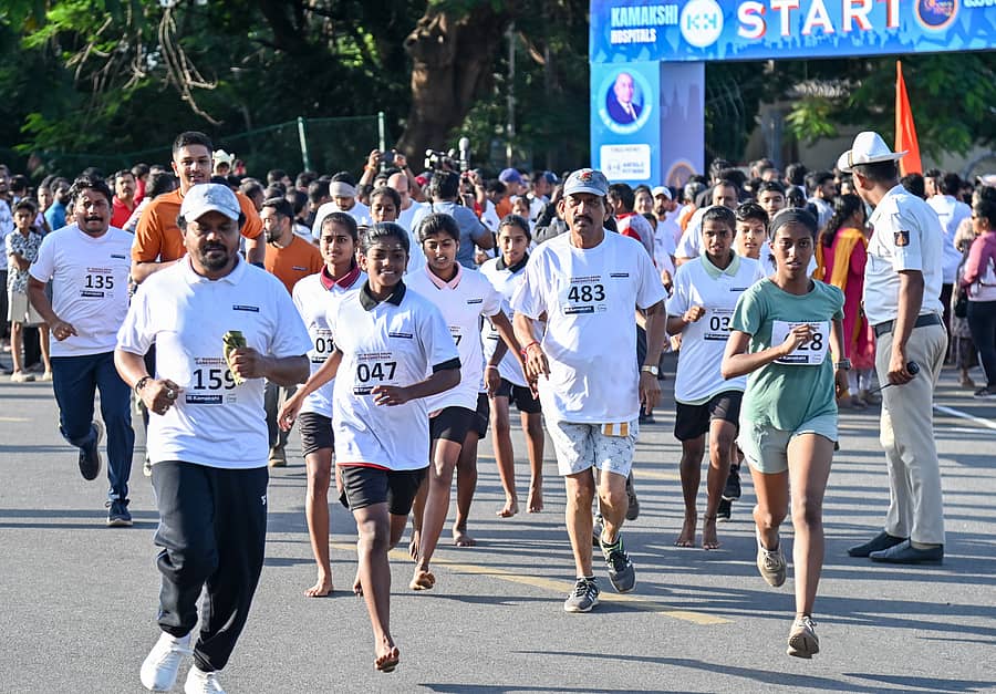 ಮೈಸೂರಿನ ಕೋಟೆ ಆಂಜನೇಯ ದೇವಸ್ಥಾನದ ಆವರಣದಲ್ಲಿ ಭಾನುವಾರ ಆಯೋಜಿಸಿದ್ದ ಓಟದಲ್ಲಿ ಸಾರ್ವಜನಿಕರು ಭಾಗವಹಿಸಿದ್ದರು –ಪ್ರಜಾವಾಣಿ ಚಿತ್ರ