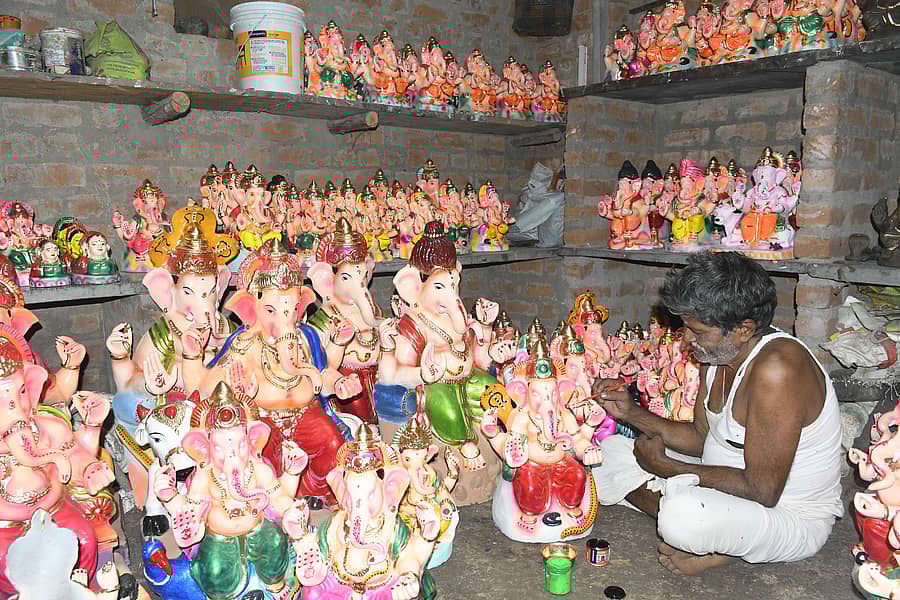 ಶಿವಮೊಗ್ಗ ನಗರದ ದ್ರೌಪದಮ್ಮ ವೃತ್ತ ಬಳಿಯ ಶ್ರೀರಾಮನಗರಲ್ಲಿ ಕಲಾವಿದರೊಬ್ಬರು ಗಣೇಶ ಮೂರ್ತಿಗಳಿಗೆ ಅಂತಿಮ ಸ್ಪರ್ಷ ನೀಡುತ್ತಿರುವುದು ಪ್ರಜಾವಾಣಿ ಚಿತ್ರ: ಶಿವಮೊಗ್ಗ ನಾಗರಾಜ