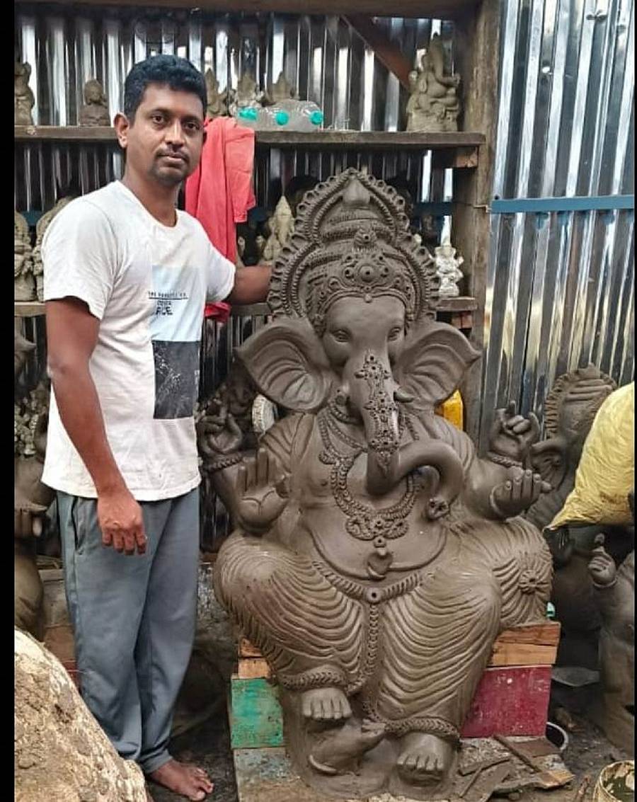 ಆಲೂರು ತಾಲ್ಲೂಕಿನ ಬೈರಾಪುರ ಗ್ರಾಮದ ಕೋಮಲೇಶ್ ಅವರ ಪುತ್ರ ಲತೇಶ್ ತಯಾರಿಸಿರುವ ಮಣ್ಣಿನ ಗಣೇಶ ಮೂರ್ತಿ.