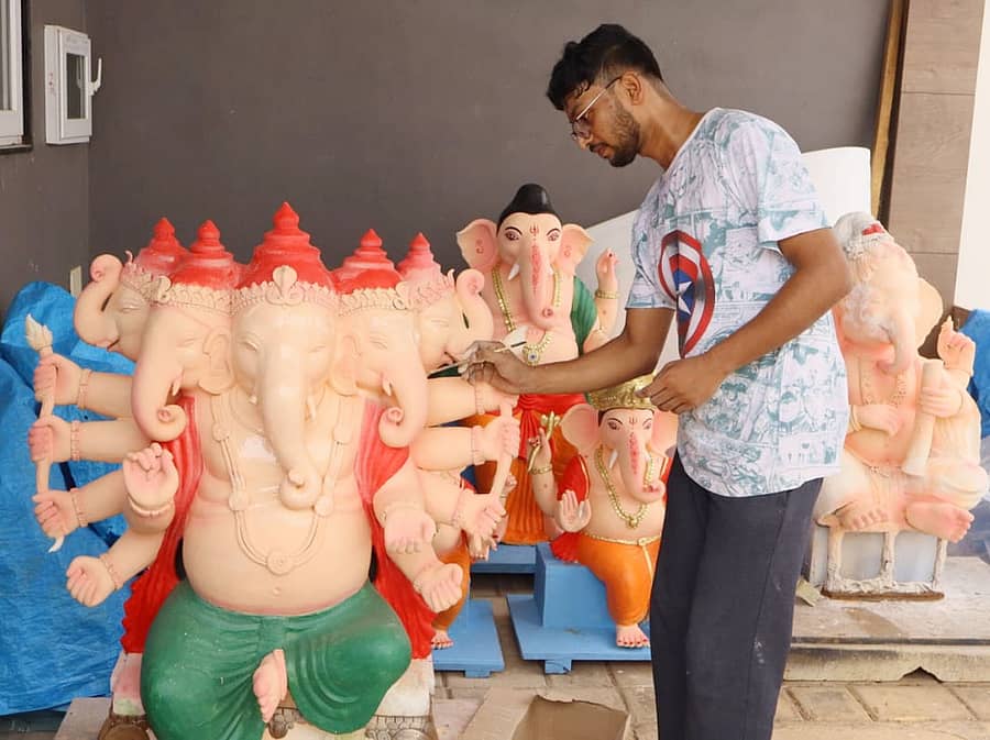 ಉಡುಪಿಯ ಕಿನ್ನಿಮುಲ್ಕಿಯ ಕೌಶಿಕ್‌ ಕುಮಾರ್‌ ಅವರು ಪಂಚಮುಖಿ ಗಣಪತಿಗೆ ಅಂತಿಮ ಸ್ಪರ್ಶ ನೀಡುತ್ತಿರುವುದು