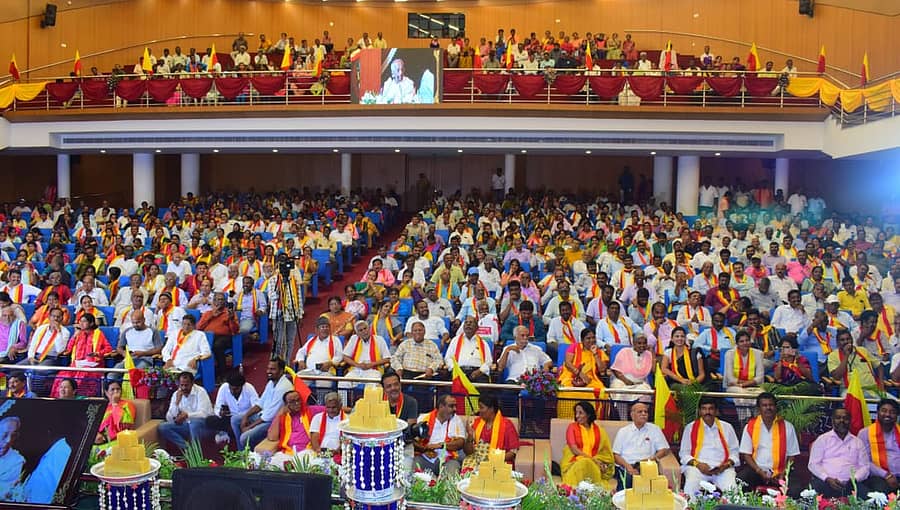 ಮಂಡ್ಯ ನಗರದ ಅಂಬೇಡ್ಕರ್‌ ಭವನದಲ್ಲಿ ಭಾನುವಾರ ನಡೆದ 87ನೇ ಅಖಿಲ ಭಾರತ ಕನ್ನಡ ಸಾಹಿತ್ಯ ಸಮ್ಮೇಳನದ ‘ಬೆಲ್ಲದಾರತಿ’ ಸ್ಮರಣ ಸಂಚಿಕೆ ಬಿಡುಗಡೆ ಸಮಾರಂಭದಲ್ಲಿ ಪಾಲ್ಗೊಂಡಿದ್ದ ಸಾಹಿತ್ಯಾಸಕ್ತರು  –ಪ್ರಜಾವಾಣಿ ಚಿತ್ರ 
