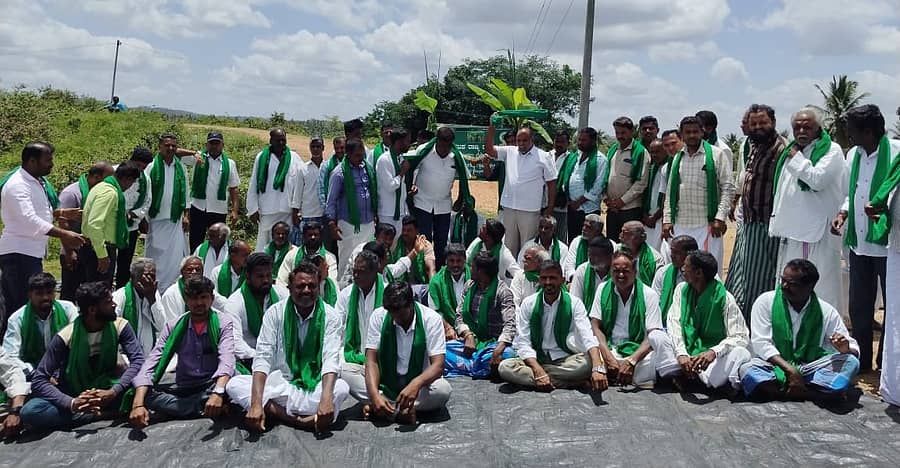 ಚಾಮರಾಜನಗರ ತಾಲ್ಲೂಕಿನ ನರಸಮಂಗಲ ಗ್ರಾಮದಲ್ಲಿ ಕರ್ನಾಟಕ ರಾಜ್ಯ ಕಬ್ಬು ಬೆಳೆಗಾರರ ಸಂಘದ ಗ್ರಾಮ ಘಟಕ ಉದ್ಘಾಟನಾ ಕಾರ್ಯಕ್ರಮದಲ್ಲಿ ರಾಜ್ಯ ಹಾಗೂ ಕೇಂದ್ರ ಸರ್ಕಾರದ ರೈತ ವಿರೋಧಿ ನೀತಿಗಳ ವಿರುದ್ಧ ರೈತರು ಪ್ರತಿಭಟನೆ ನಡೆಸಿದರು