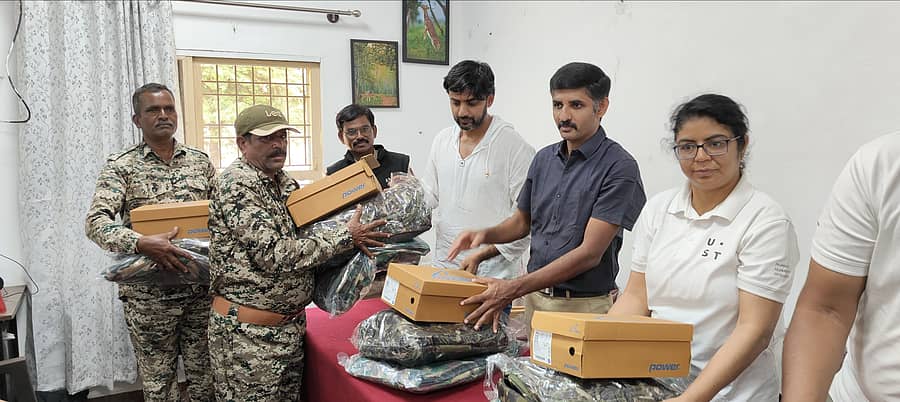 ಗುಂಡ್ಲುಪೇಟೆ ತಾಲ್ಲೂಕಿನ ಬಂಡೀಪುರ ಅರಣ್ಯ ವಲಯದಲ್ಲಿ ಅರಣ್ಯ ಮತ್ತು ವನ್ಯಜೀವಿ ಸಂರಕ್ಷಣೆಗಾಗಿ ಕೆಲಸ ಮಾಡುವ ಸಿಬ್ಬಂದಿಗೆ ʻಯುಎಸ್‌ಟಿʼ ಸಂಸ್ಥೆಯಿಂದ ಅಗತ್ಯ ವಸ್ತುಗಳ ಕಿಟ್ ವಿತರಣೆ ನಡೆಯಿತು