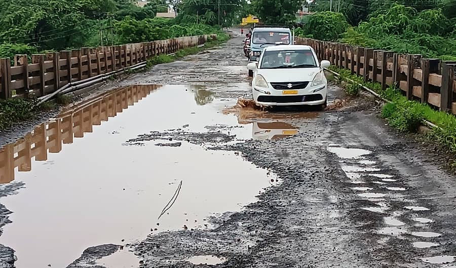 ಪಂಢರಪುರ-ಗಾಣಗಾಪುರ ಮಧ್ಯದ ಹೆದ್ದಾರಿಯ ನಾದ (ಕೆಡಿ) ಮತ್ತು ನಾದ (ಬಿಕೆ) ಗ್ರಾಮಗಳ ಮಧ್ಯದಲ್ಲಿಯ ಹಳ್ಳಕ್ಕೆ ನಿರ್ಮಿಸಿರುವ ಸೇತುವೆಯ ಮೇಲೆ ಮೊಣಕಾಲುದ್ದ ನಿಂತಿರುವ ಮಳೆಯ ನೀರು ಮತ್ತು ತೆರೆದ ಕಬ್ಬಿಣದ ರಾಡು ಕಾಣಬಹುದು.   