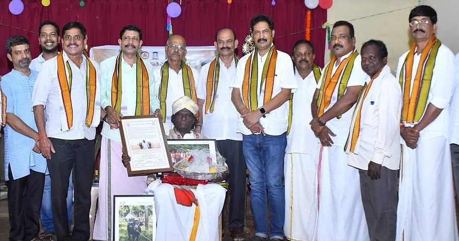 ಕಾಳು ಪಾಣಾರ ಅವರ ‘ಚಾವಡಿ ತಮ್ಮನ’ ಕಾರ್ಯಕ್ರಮದಲ್ಲಿ ಕೆ.ಪಿ ಸುಚರಿತ ಶೆಟ್ಟಿ, ಗುಣಪಾಲ ಕಡಂಬ, ತಾರಾನಾಥ ಗಟ್ಟಿ ಕಾಪಿಕಾಡ್‌, ಶ್ರೀಧರ ಸನಿಲ್‌ ಮತ್ತಿತರರು ಪಾಲ್ಗೊಂಡಿದ್ದರು