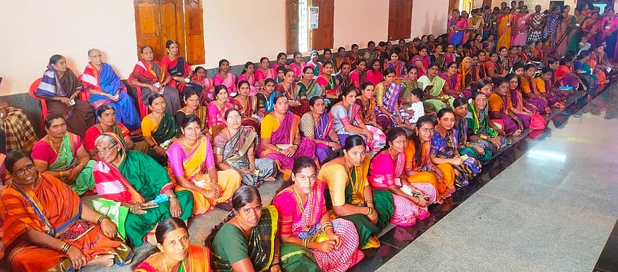 ಬೆನಕಟ್ಟಿಯಲ್ಲಿ ಸೋಮವಾರ ಜರುಗಿದ ಉಡಿ ತುಂಬುವ ಕಾರ್ಯಕ್ರಮದಲ್ಲಿ ಪಾಲ್ಗೊಂಡಿದ್ದ ಮಹಿಳೆಯರು
