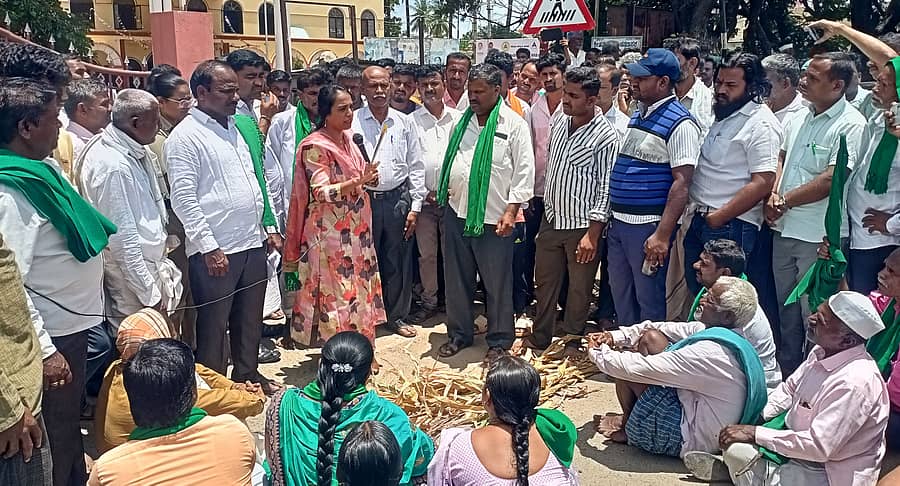ಮುಂಡರಗಿ ಪಟ್ಟಣದಲ್ಲಿ ರೈತರ ವಿವಿಧ ಬೇಡಿಕೆಗಳ ಈಡೇರಿಕೆಗೆ ಆಗ್ರಹಿಸಿ ನಡೆಸಿದ ಪ್ರತಿಭಟನಾ ನಿರತ ರೈತರೊಂದಿಗೆ ಜಿಲ್ಲಾ ಕೃಷಿ ಉಪ ನಿರ್ದೇಶಕಿ ಸ್ಪೂರ್ತಿ.ಜಿ.ಎಸ್. ಮಾತನಾಡಿದರು