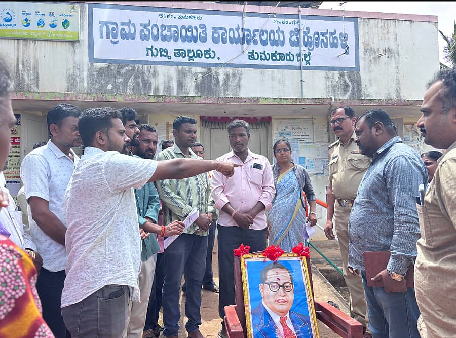 ಸೌಕರ್ಯ ಒದಗಿಸುವಂತೆ ಒತ್ತಾಯಿಸಿ ಗುಬ್ಬಿ ತಾಲ್ಲೂಕಿನ ಜಿ.ಹೊಸಹಳ್ಳಿ ಗ್ರಾಮ ಪಂಚಾಯಿತಿ ಕಚೇರಿಗೆ ಬೀಗಹಾಕಿ ಪ್ರತಿಭಟಿಸಲಾಯಿತು