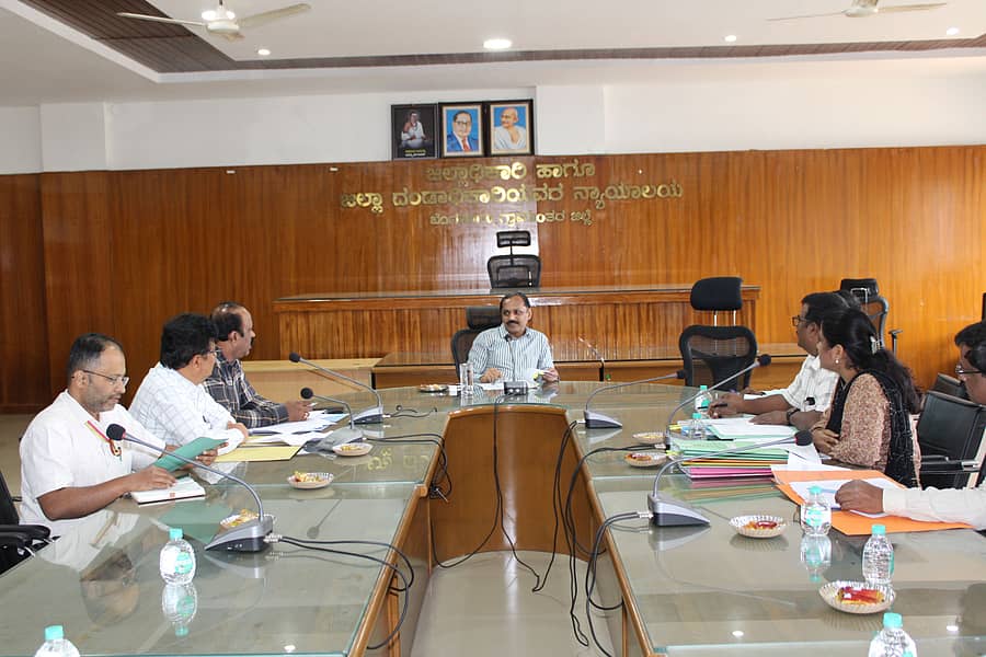 ಜಿಲ್ಲಾ ಪ್ರಾಣಿ ದಯಾ ಸಂಘದ ನವೀಕರಣ ಹಾಗೂ ಸಂಚಾರಿ ಪಶುಚಿಕಿತ್ಸಾ ಘಟಕದ ಸಭೆಯಲ್ಲಿ ಭಾಗವಹಿಸಿದ್ದ ಜಿಲ್ಲಾಧಿಕಾರಿ ಹಾಗೂ ಅಧಿಕಾರಿಗಳು