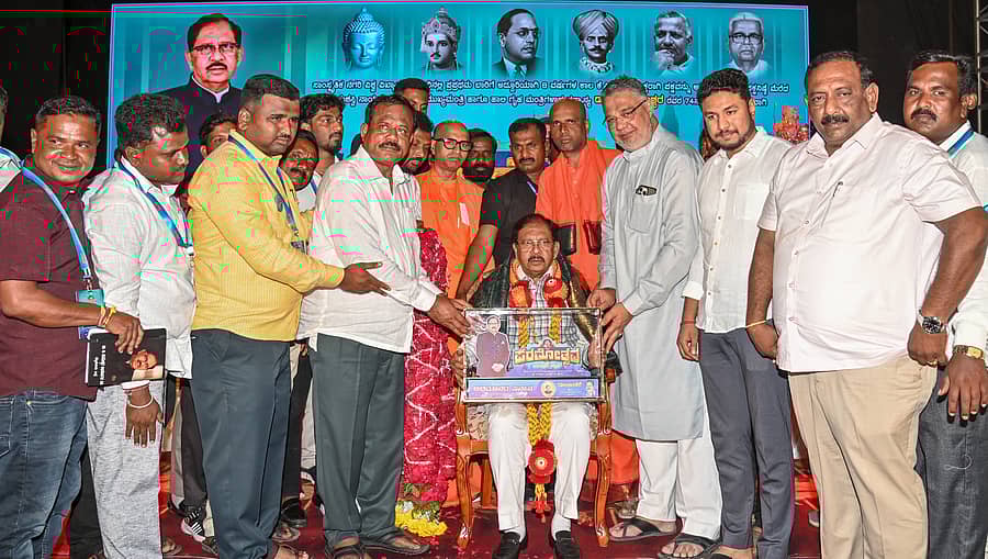 <div class="paragraphs"><p>ಮೈಸೂರಿನಲ್ಲಿ ‘ಡಾ.ಜಿ.ಪರಮೇಶ್ವರ ಅಭಿಮಾನಿಗಳ ಬಳಗ’ವು ತಮ್ಮ 74ನೇ ಹುಟ್ಟುಹಬ್ಬದ ಪ್ರಯುಕ್ತ ಸೋಮವಾರ ಆಯೋಜಿಸಿದ್ದ ‘ಪರಮೋತ್ಸವ’ದಲ್ಲಿ ಗೃಹ ಸಚಿವ ಡಾ.ಜಿ.ಪರಮೇಶ್ವರ ಸನ್ಮಾನ ಸ್ವೀಕರಿಸಿದರು. ಮಂಜುನಾಥ್‌, ಕಿರಣ್, </p></div>