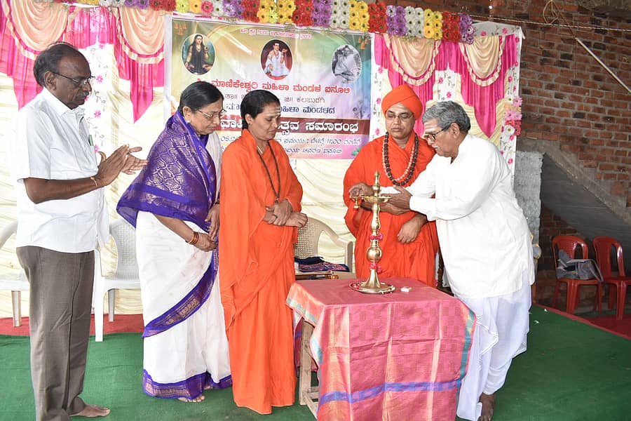 ಚಿಂಚೋಳಿ ತಾಲ್ಲೂಕು ಐನೋಳ್ಳಿಯಲ್ಲಿ ಮಾತೆ ಮಾಣಿಕೇಶ್ವರಿ ಮಹಿಳಾ ಮಂಡಳದ 36ನೇ ವಾರ್ಷಿಕೋತ್ಸವ ರಾಮಯ್ಯ ಸ್ವಾಮಿ ಉದ್ಘಾಟಿಸಿದರು