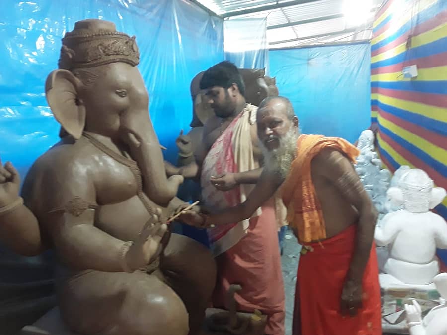 ಕಾಸರಗೋಡಿನ ಉಳಿಯತ್ತಡ್ಕ ಗುರುಕೃಪಾದಲ್ಲಿ ನಡೆಯುತ್ತಿರುವ ಗಣೇಶ ವಿಗ್ರಹ ನಿರ್ಮಾಣ ಕಾರ್ಯ