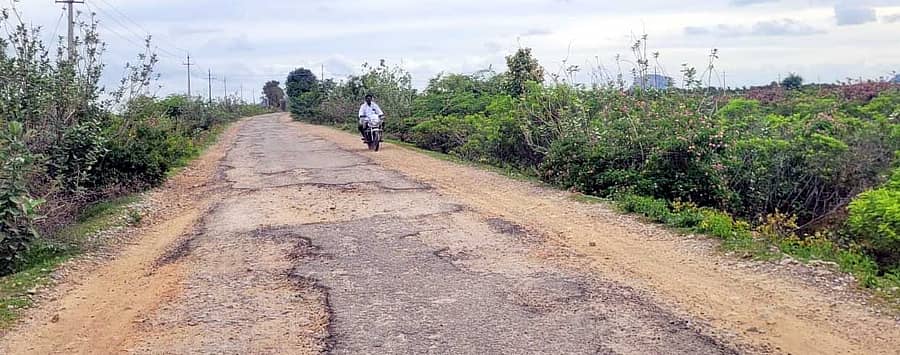 ಪಾವಗಡದಿಂದ ಶ್ರೀರಂಗಪುರ, ಗ್ಯಾದಿಗುಂಟೆ, ಪೆಡ್ಲಿಜೀವಿ ಗ್ರಾಮಗಳಿಗೆ ಸಂಪರ್ಕ ಕಲ್ಪಿಸುವ ರಸ್ತೆ ಹಾಳಾಗಿರುವುದು