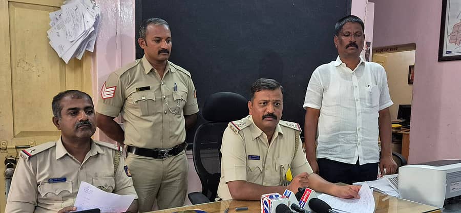 ಕೆ.ಆರ್.ನಗರ ಪೊಲೀಸ್ ಠಾಣೆಯಲ್ಲಿ ಸೋಮವಾರ ನಡೆದ ಸಭೆಯಲ್ಲಿ ಎಸ್ಐ ಸಿ.ಎಂ.ಲಿಂಗರಾಜು ಮಾತನಾಡಿದರು