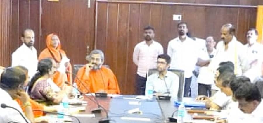 ಚಿತ್ರದುರ್ಗದ ಮುರುಘಾ ಮಠದಲ್ಲಿ ಸೋಮವಾರ ಆಯೋಜಿಸಿದ್ದ ಕೃಷಿ ಮೇಳದ ಪೂರ್ವಭಾವಿ ಸಭೆಯಲ್ಲಿ ಬಸವಕುಮಾರ ಸ್ವಾಮೀಜಿ ಮಾತನಾಡಿದರು