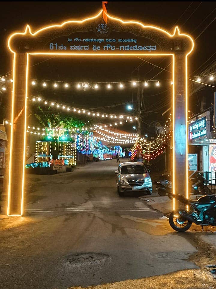 ಸುಂಟಿಕೊಪ್ಪ ವಿಶ್ವ ಹಿಂದೂ ಪರಿಷತ್ ಮತ್ತು ಗೌರಿ ಗಣೇಶೋತ್ಸವ ಸಮಿತಿಯಿಂದ 61ನೇ ಗೌರಿ- ಗಣೇಶೋತ್ಸವಕ್ಕೆ ದೇವಾಲಯದ ರಸ್ತೆಯನ್ನು ಅಲಂಕರಿಸಿರುವುದು