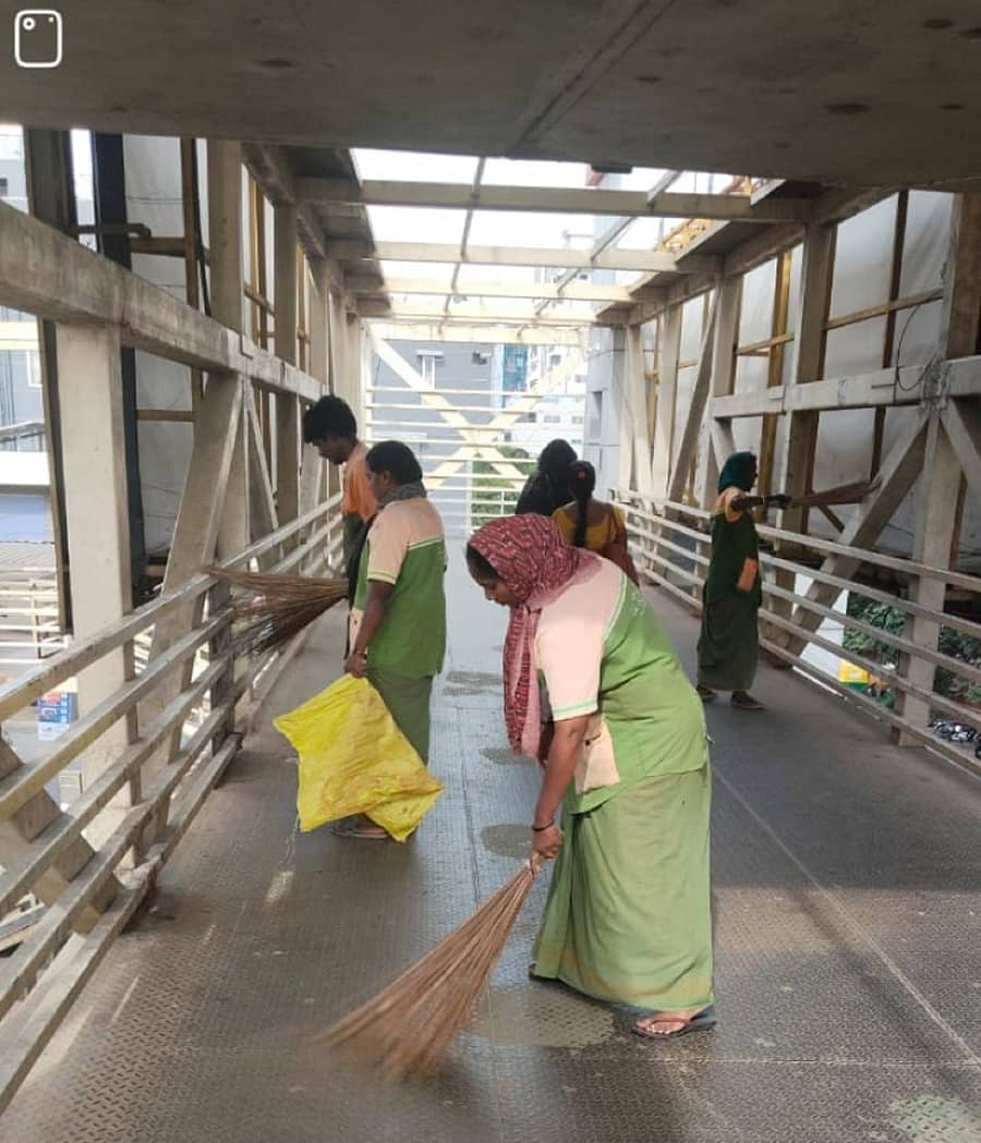 ನಗರದ ಪಾದಚಾರಿ ಮೇಲ್ಸೇತುವೆಗಳಲ್ಲಿ (ಸ್ಕೈವಾಕ್) ಸೋಮವಾರ ಪೌರಕಾರ್ಮಿಕರು ಸ್ವಚ್ಛತಾ ಕಾರ್ಯ ನಡೆಸಿದರು
