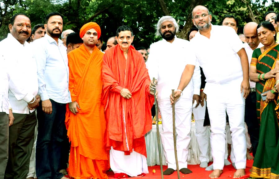 ಬಸವಕಲ್ಯಾಣದಲ್ಲಿ ಸೋಮವಾರ ದಸರಾ ದರ್ಬಾರ ಕಾರ್ಯಕ್ರಮದ ಮಾನವಧರ್ಮ ಸಭಾಮಂಟಪದ ಭೂಮಿ ಪೂಜೆಯನ್ನು ಸಚಿವ ಈಶ್ವರ ಖಂಡ್ರೆ ನೆರವೆರಿಸಿದರು. ಶಾಸಕ ಶರಣು ಸಲಗರ, ವಿಜಯಸಿಂಗ್, ಹಾರಕೂಡ ಚನ್ನವೀರ ಶಿವಾಚಾರ್ಯರು, ಅಭಿನವ ಘನಲಿಂಗ ರುದ್ರಮುನಿ ಶಿವಾಚಾರ್ಯರು ಇದ್ದರು