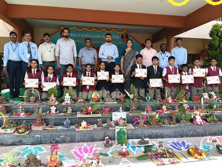 ಚಿಕ್ಕಬಳ್ಳಾಪುರದ ಅಗಲಗುರ್ಕಿಯ ಬಿಜಿಎಸ್ ಇಂಗ್ಲೀಷ್ ಶಾಲೆಯಲ್ಲಿ ಪರಿಸರ ಮಾಲಿನ್ಯ ನಿಯಂತ್ರಣಾ ಮಂಡಳಿಯಿಂದ ಅತ್ಯುತ್ತಮ ಗಣೇಶಮೂರ್ತಿ ತಯಾರಿಸಿದ ವಿದ್ಯಾರ್ಥಿಗಳಿಗೆ ಪ್ರಶಸ್ತಿ ಪತ್ರ ವಿತರಿಸಲಾಯಿತು 