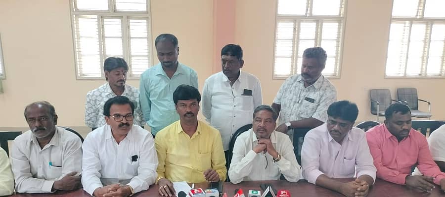 ದೊಡ್ಡಬಳ್ಳಾಪುರದಲ್ಲಿ ನಡೆದ ಪತ್ರಿಕಾಗೋಷ್ಠಿಯಲ್ಲಿ ಮಾದಾರ ಮಹಾಸಭಾ ಒಕ್ಕೂಟದ ಮುಖಂಡರು ಮಾತನಾಡಿದರು