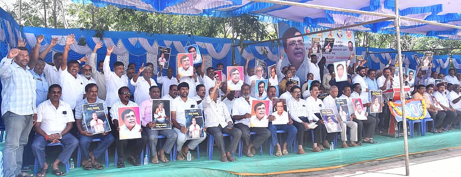 ತುಮಕೂರು ಜಿಲ್ಲಾಧಿಕಾರಿ ಕಚೇರಿ ಮುಂಭಾಗ ಸೋಮವಾರ ಕೆ.ಎನ್.ರಾಜಣ್ಣ ಅವರನ್ನು ಸಚಿವ ಸಂಪುಟದಿಂದ ವಜಾಗೊಳಿಸಿರುವುದನ್ನು ಖಂಡಿಸಿ ಕೆಎನ್‌ಆರ್‌ ಅಭಿಮಾನಿ ಬಳಗದ ನೇತೃತ್ವದಲ್ಲಿ ಧರಣಿ ಸತ್ಯಾಗ್ರಹ ನಡೆಯಿತು