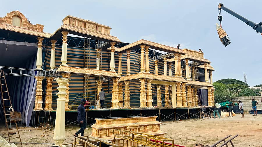 ವಿಶ್ವ ಹಿಂದೂ ಪರಿಷತ್‌ ವತಿಯಿಂದ ಬಿ.ಡಿ ರಸ್ತೆಯ ಮೈದಾನದಲ್ಲಿ ನಡೆಯುವ ಗಣಶೋತ್ಸವಕ್ಕೆ ಅರಮನೆಯಂತಹ ವೇದಿಕೆ ಸಿದ್ಧಗೊಳ್ಳುತ್ತಿರುವುದು