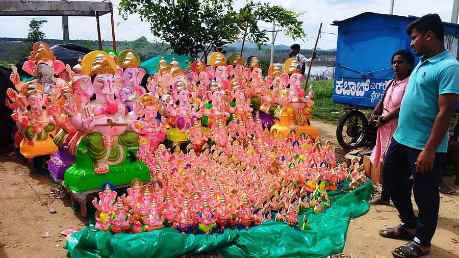 ಹುಳಿಯಾರು ಪಟ್ಟಣದಲ್ಲಿ ಗಶೇಶ ಮೂರ್ತಿ ವ್ಯಾಪಾರ 