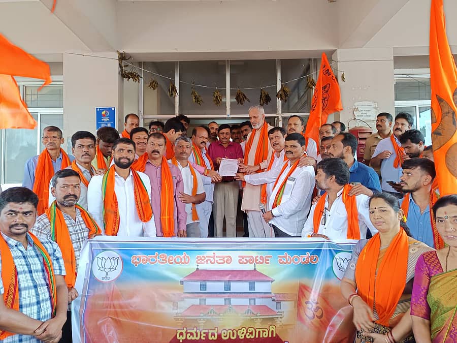 ಧರ್ಮಸ್ಥಳದ ಪಾವಿತ್ರ್ಯತೆಗೆ ಧಕ್ಕೆ ತಂದವರ ವಿರುದ್ಧ ಕ್ರಮಕ್ಕೆ ಆಗ್ರಹಿಸಿ ಸಿದ್ದಾಪುರ ಬಿಜೆಪಿ ಮಂಡಲದಿಂದ ಪಟ್ಟಣದಲ್ಲಿ ಪ್ರತಿಭಟನೆ ನಡೆಸಿ ತಹಶೀಲ್ದಾರ್‌ ಎಂ.ಆರ್. ಕುಲಕರ್ಣಿ ಅವರಿಗೆ ಮನವಿ ಸಲ್ಲಿಸಿದರು