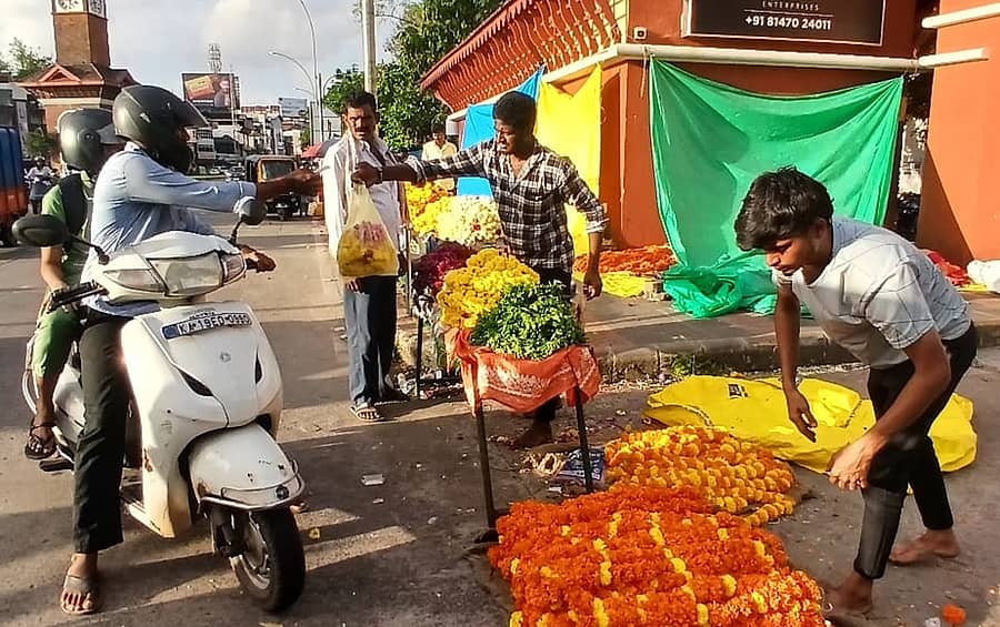 ಮಂಗಳೂರಿನ ಗಡಿಯಾರ ಗೋಪುರದ ಬಳಿ ರಸ್ತೆ ಬದಿಯಲ್ಲಿ ಸೋಮವಾರ ಹೂವಿನ ವ್ಯಾಪಾರದ ಭರಾಟೆ