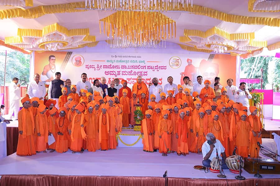 ಬಸವಲಿಂಗ ಪಟ್ಟದ್ದೇವರು ವೇಷ ಧರಿಸಿ ಗಮನ ಸೆಳೆದ ಚಿಣ್ಣರು