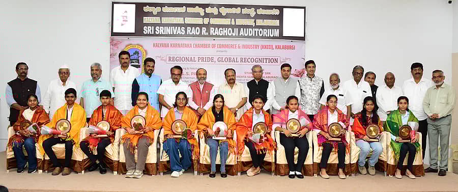 ಕಲಬುರಗಿಯ ಕೆಕೆಸಿಸಿಐ ಸಭಾಂಗಣದಲ್ಲಿ ನಡೆದ ಕಾರ್ಯಕ್ರಮದಲ್ಲಿ ಎಸ್‌ಆರ್‌ಎನ್‌ ಮೆಹತಾ ಶಾಲೆಯ ವಿದ್ಯಾರ್ಥಿಗಳನ್ನು ಸತ್ಕರಿಸಲಾಯಿತು. ಖ್ಯಾತ ಉದ್ಯಮಿ ಎಲ್‌.ಎಸ್‌.ಪಾಟೀಲ, ವಿಧಾನ ಪರಿಷತ್ ಸದಸ್ಯರಾದ ಶಶೀಲ್‌ ನಮೋಶಿ, ಬಿ.ಜಿ.ಪಾಟೀಲ, ಕೆಕೆಸಿಸಿಐ ಅಧ್ಯಕ್ಷ ಶರಣಬಸಪ್ಪ ಪಪ್ಪಾ ಸೇರಿದಂತೆ ಹಲವರು ಪಾಲ್ಗೊಂಡಿದ್ದರು