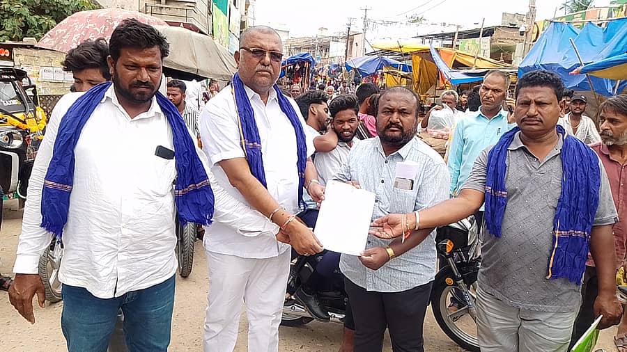 ಸುರಪುರ ಶೋಷಿತರ ಪರ ಹೋರಾಟದ ಸಂಘಟನೆಗಳ ಒಕ್ಕೂಟದವರು ತಹಶೀಲ್ದಾರ್ಗೆ ಮನವಿ ಸಲ್ಲಿಸಿದರು