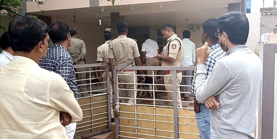 ಮುದ್ದೇಬಿಹಾಳ ಪಟ್ಟಣದ ಹುಡ್ಕೋ 14ನೇ ಕ್ರಾಸ್‌ನಲ್ಲಿರುವ ಜಿಲ್ಲಾ ಮತ್ತು ಹೆಚ್ಚುವರಿ ಸೆಷನ್ಸ್‌ ನ್ಯಾಯಾಧೀಶ ಸಚಿನ್‌ ಕೌಶಿಕ್ ಅವರ ಮನೆ ಕಳುವಾದ ಹಿನ್ನೆಲೆಯಲ್ಲಿ ಸೋಮವಾರ ಶ್ವಾನದಳ ಪರಿಶೀಲನೆ ನಡೆಸಿತು